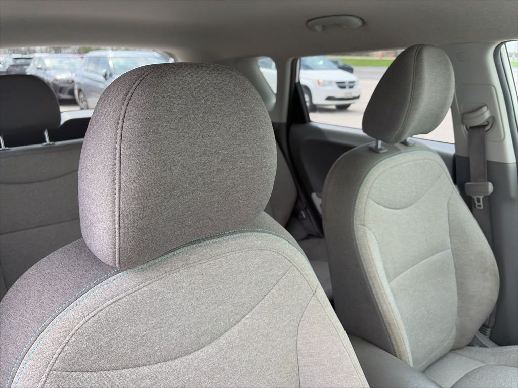 Used 2017 White Kia Base image 13