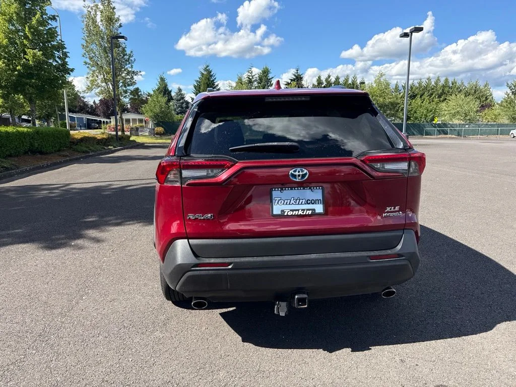 2020 Toyota RAV4 XLE - Photo 6