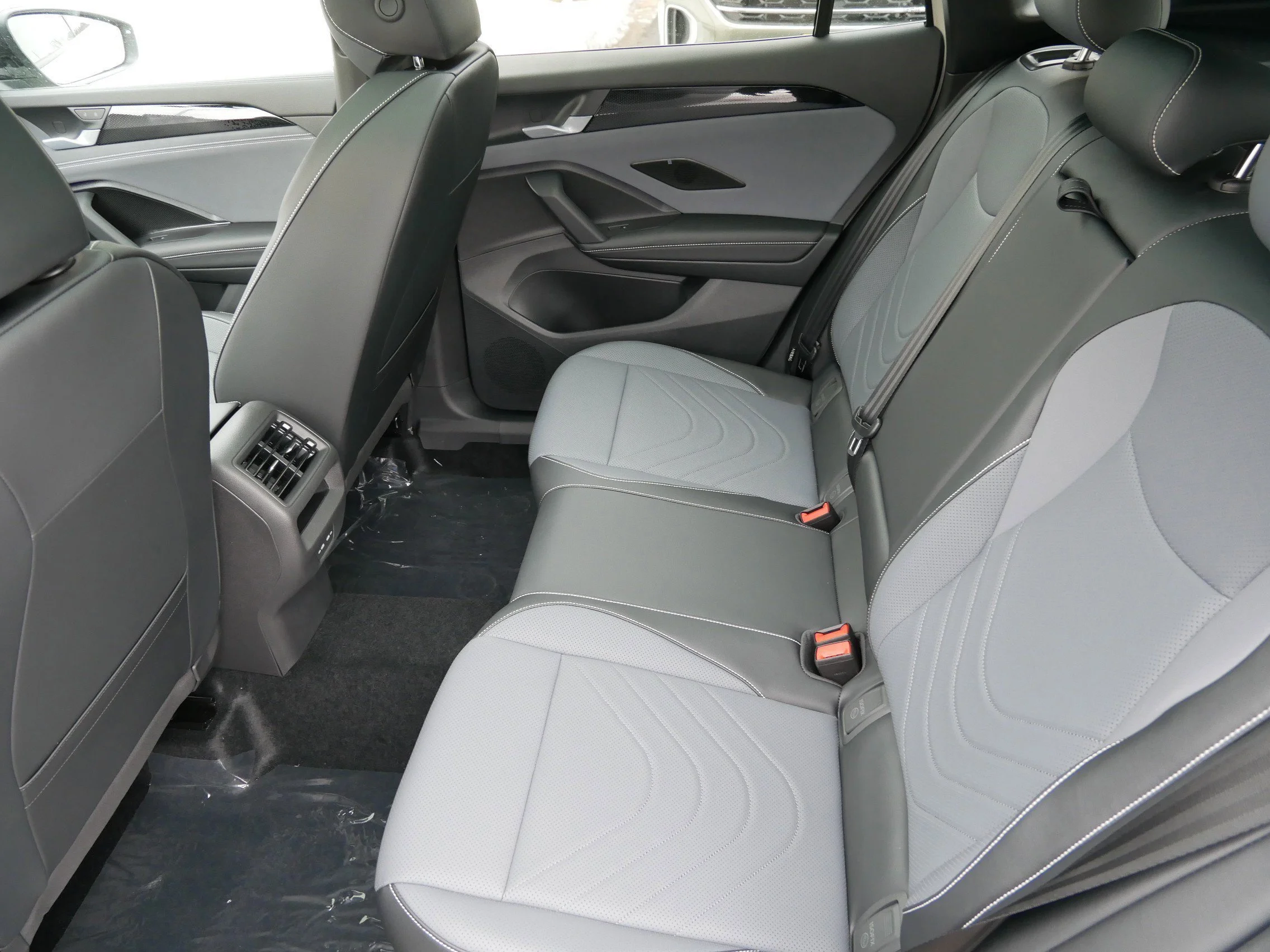 New 2026 Sandstone w/Deep Black Roof Volkswagen SE R-Line Black image 8