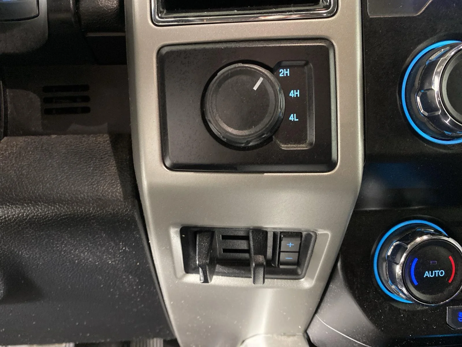Used 2020 Blue Jeans Ford Lariat image 31