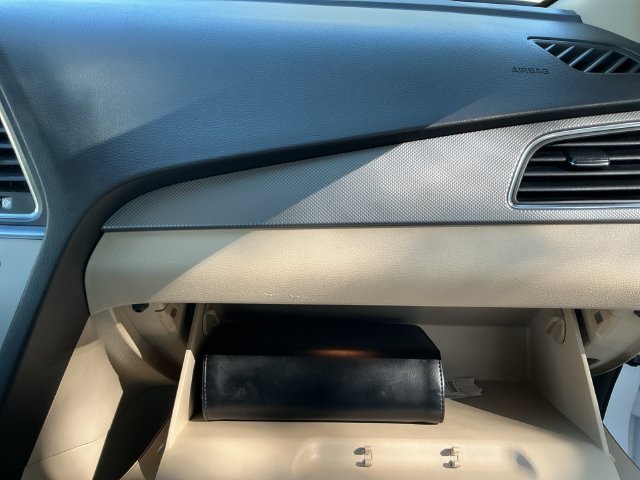 Used 2016 White Hyundai SE image 29