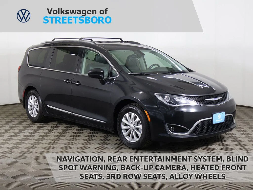 2018 Chrysler Pacifica Touring L's photo