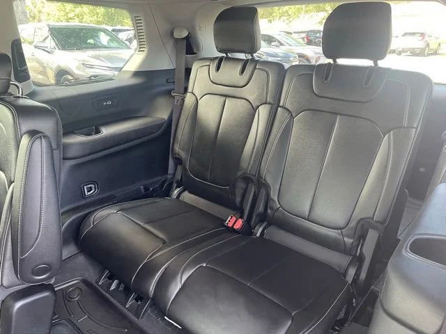 Used 2023  Jeep Limited image 9