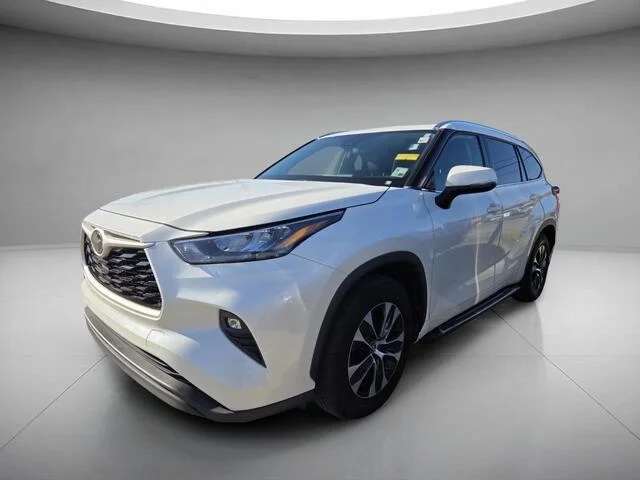 Used 2020 Blizzard Pearl Toyota XLE image 1