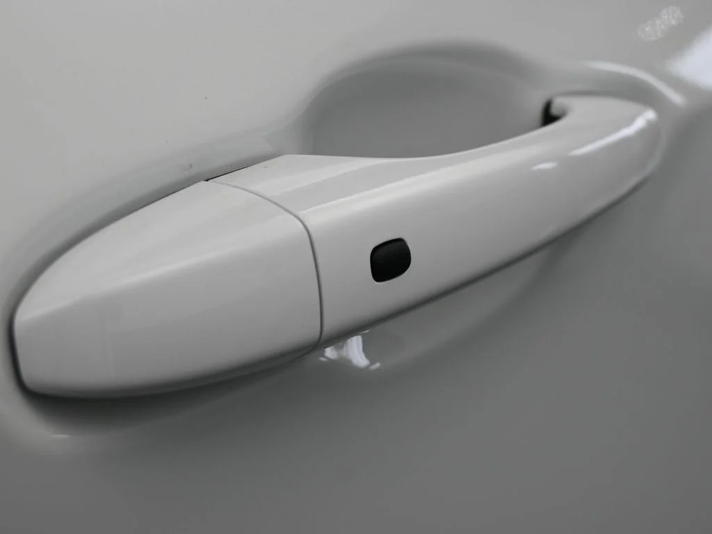 New 2026 Bright White Clear-Coat Exterior Paint Jeep Latitude image 34