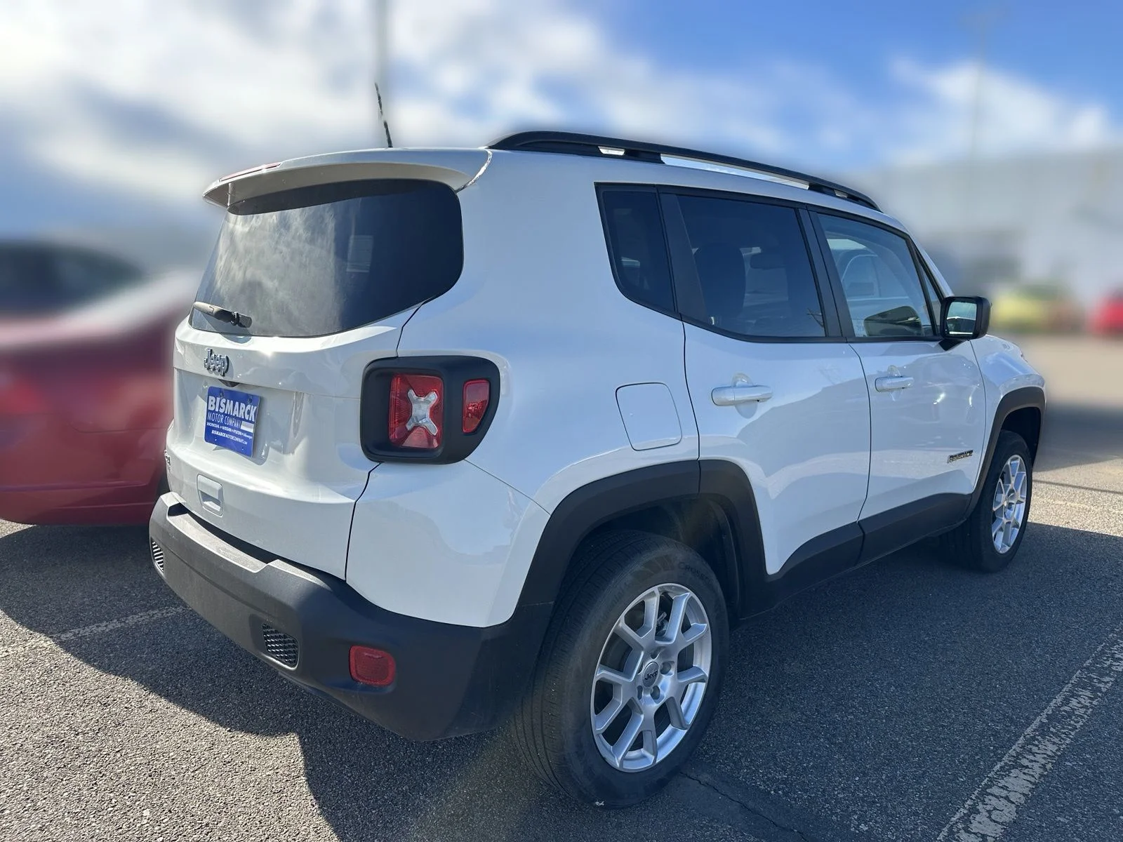 Used 2023 White Jeep Latitude image 3