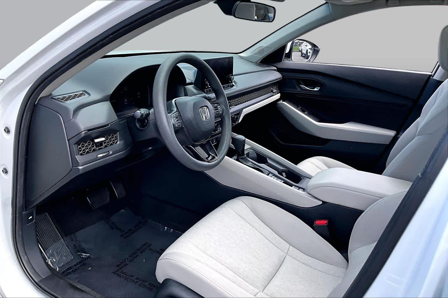 Used 2024 Platinum White Pearl Honda EX image 17