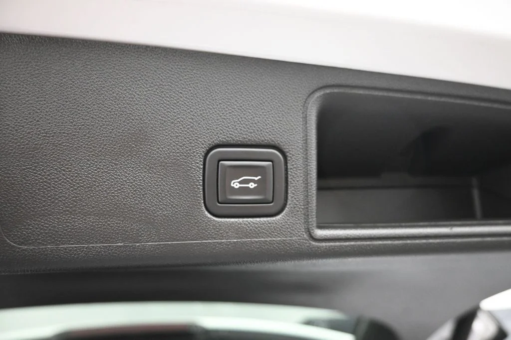 Used 2023 White GMC SLT image 14
