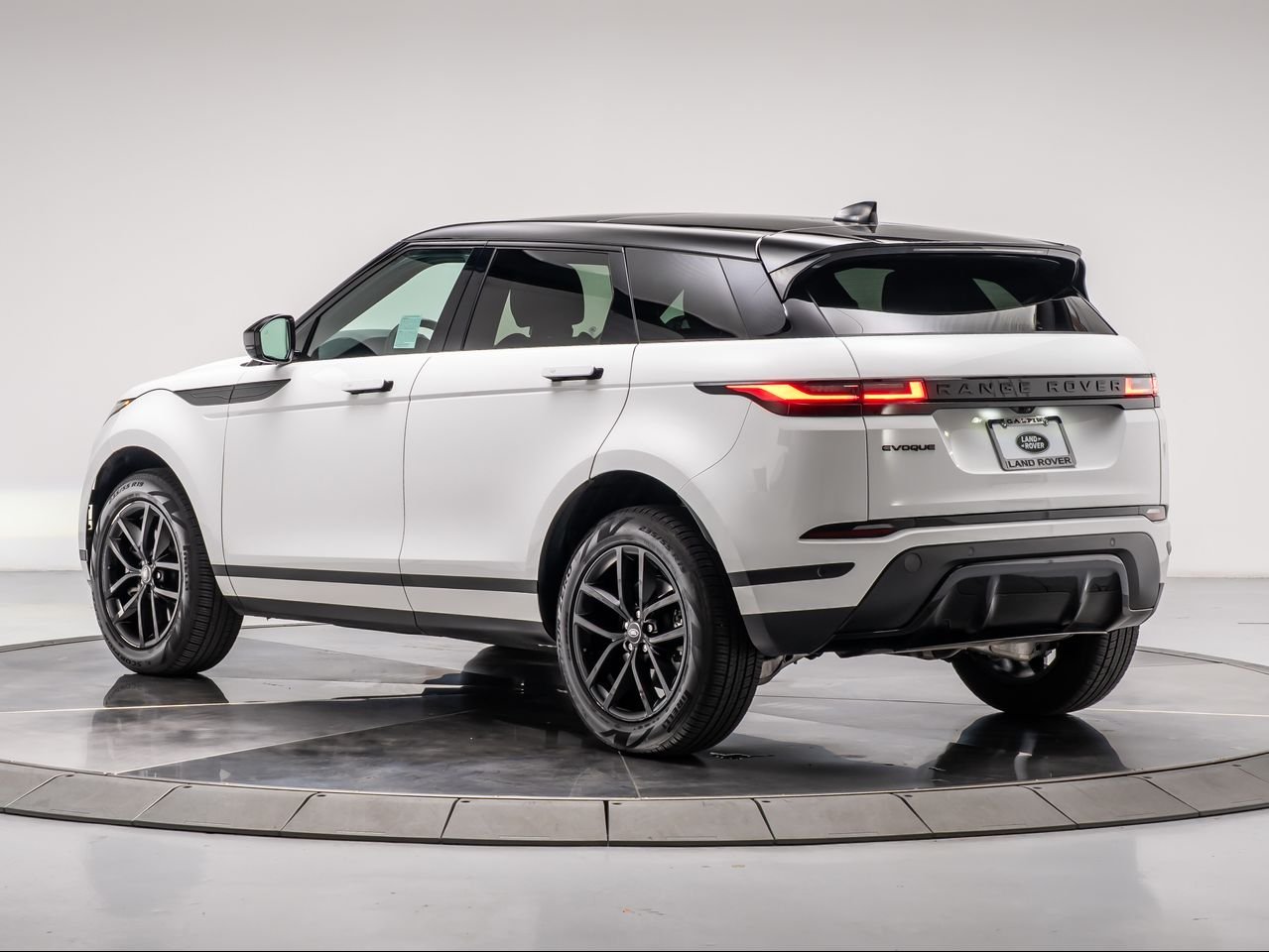 Certified Used 2025 Fuji White Land Rover Core S image 3