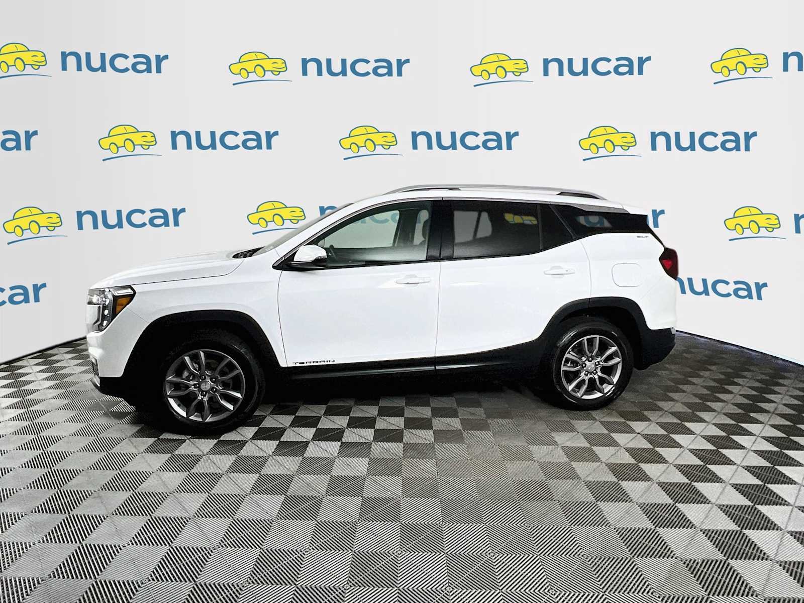 Used 2024 Summit White GMC SLT image 4