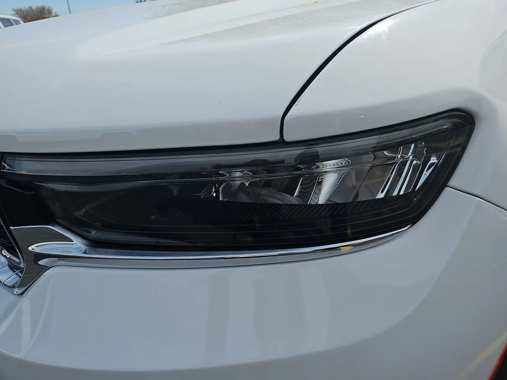 Used 2023 White/off-white Jeep Limited image 32