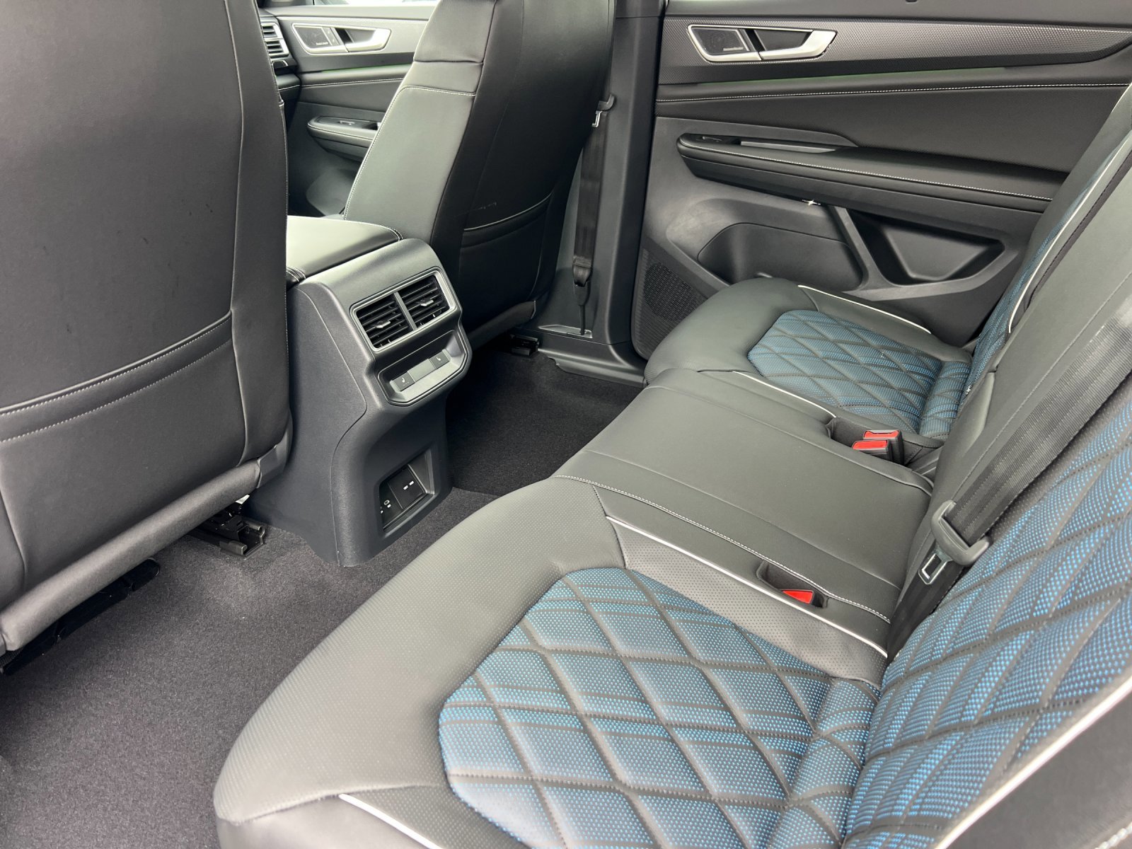 2026 Volkswagen Atlas Cross Sport SEL Premium R-LINE - Photo 11
