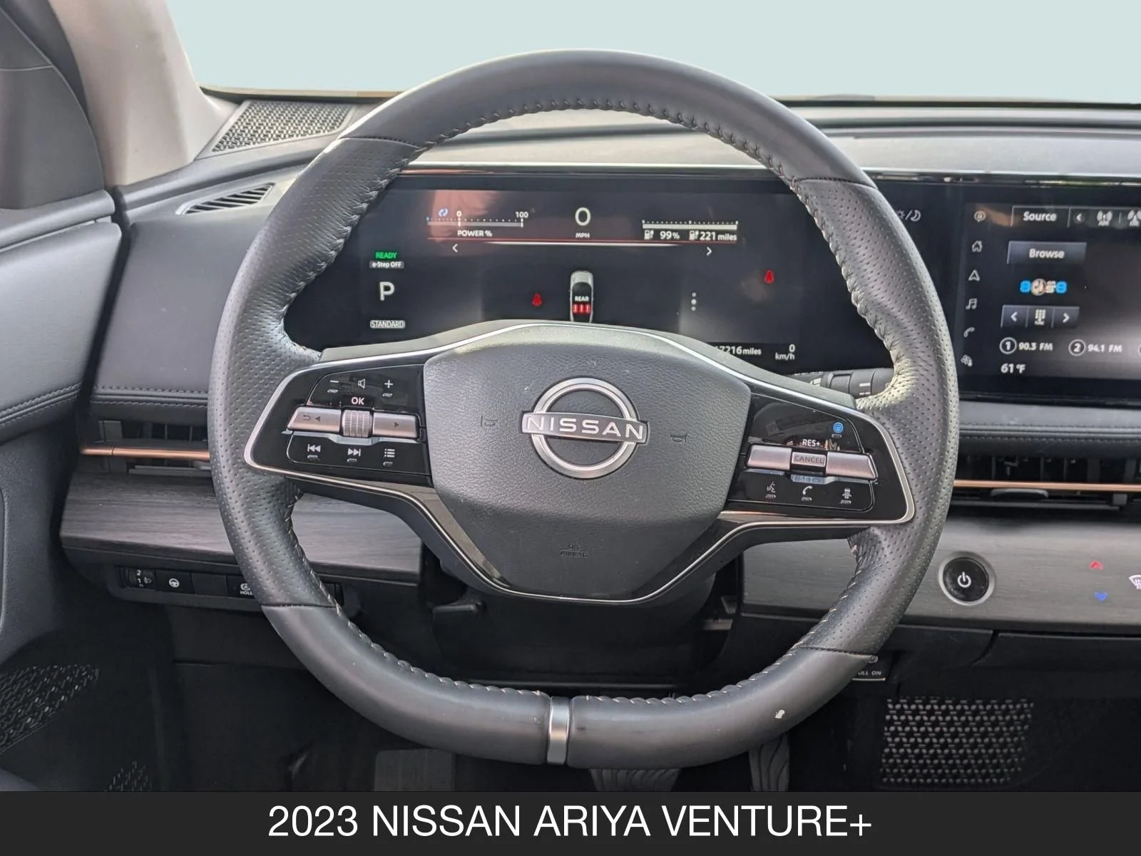 Used 2023 Everest White Pearl Tricoat/Black Diamond Pearl Nissan VENTURE+ image 12