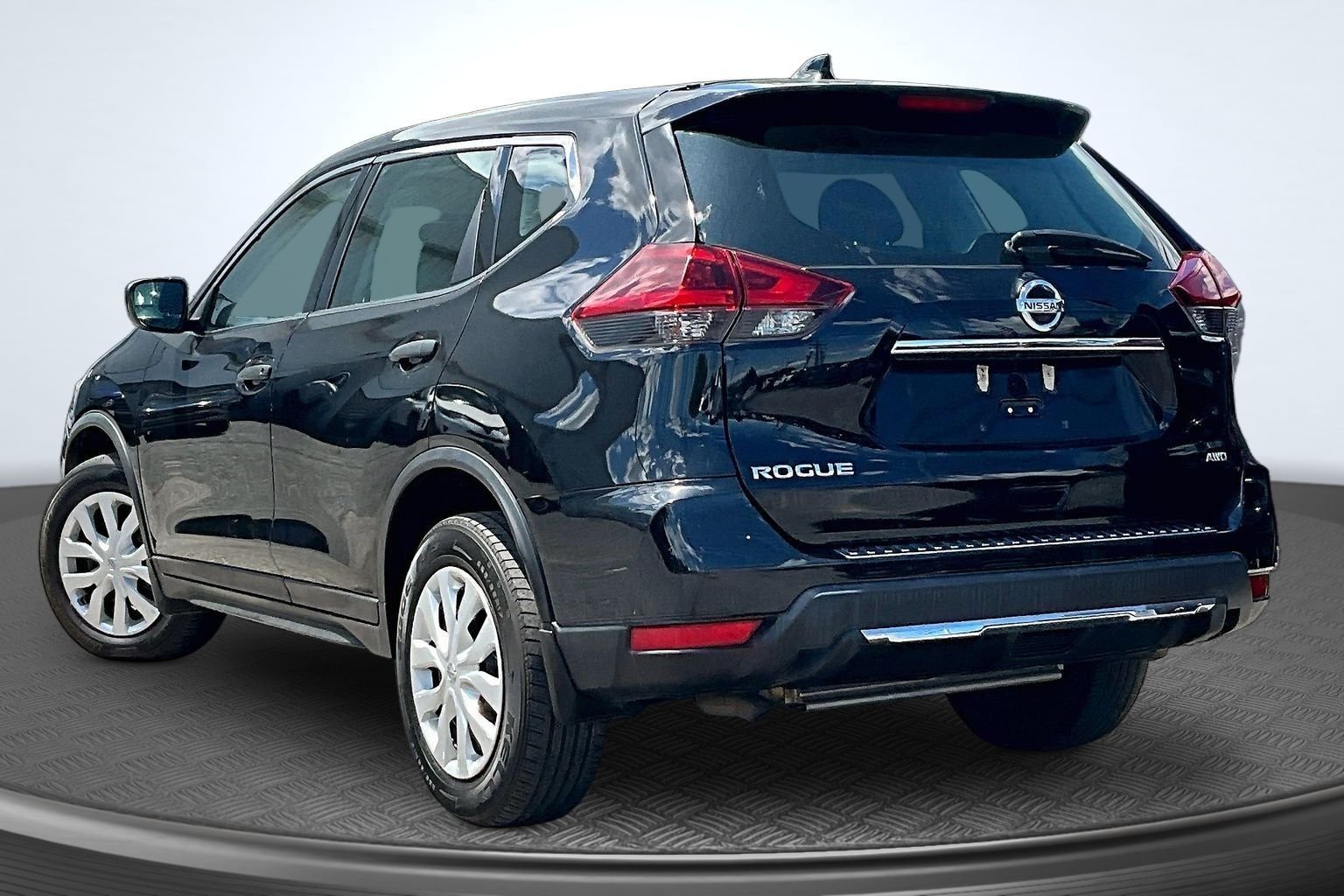 Used 2019 Black Nissan S image 3