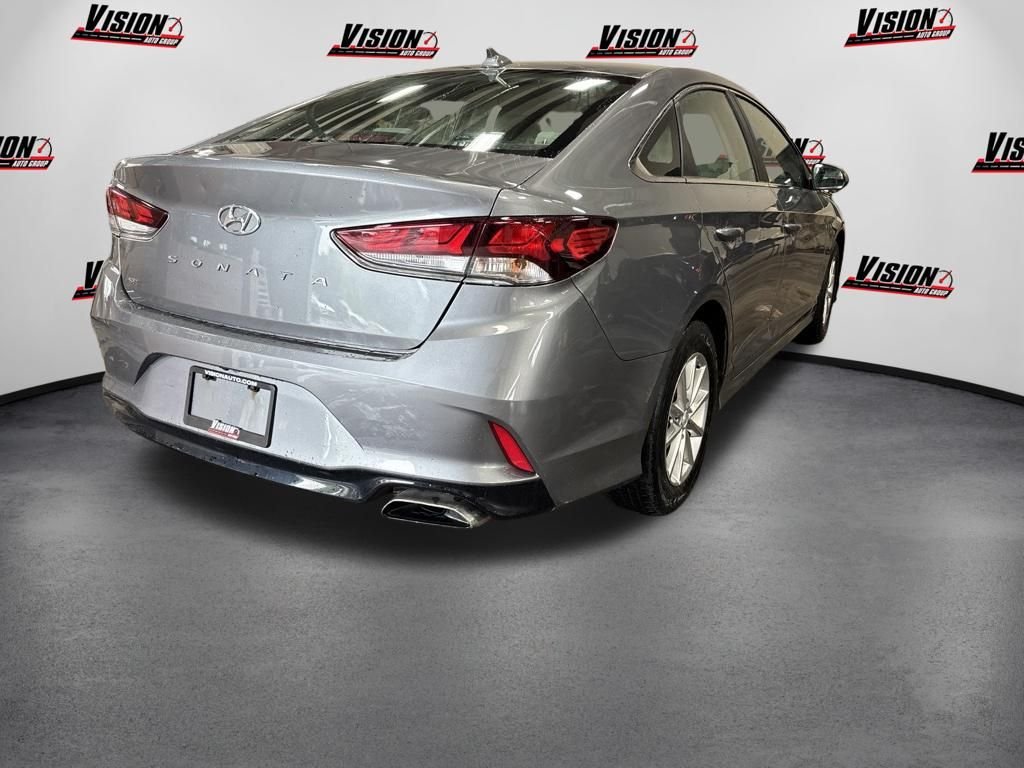 Used 2018 Gray Hyundai SE image 5