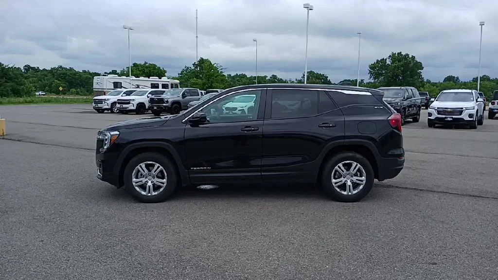 Used 2024 Black GMC SLE image 5