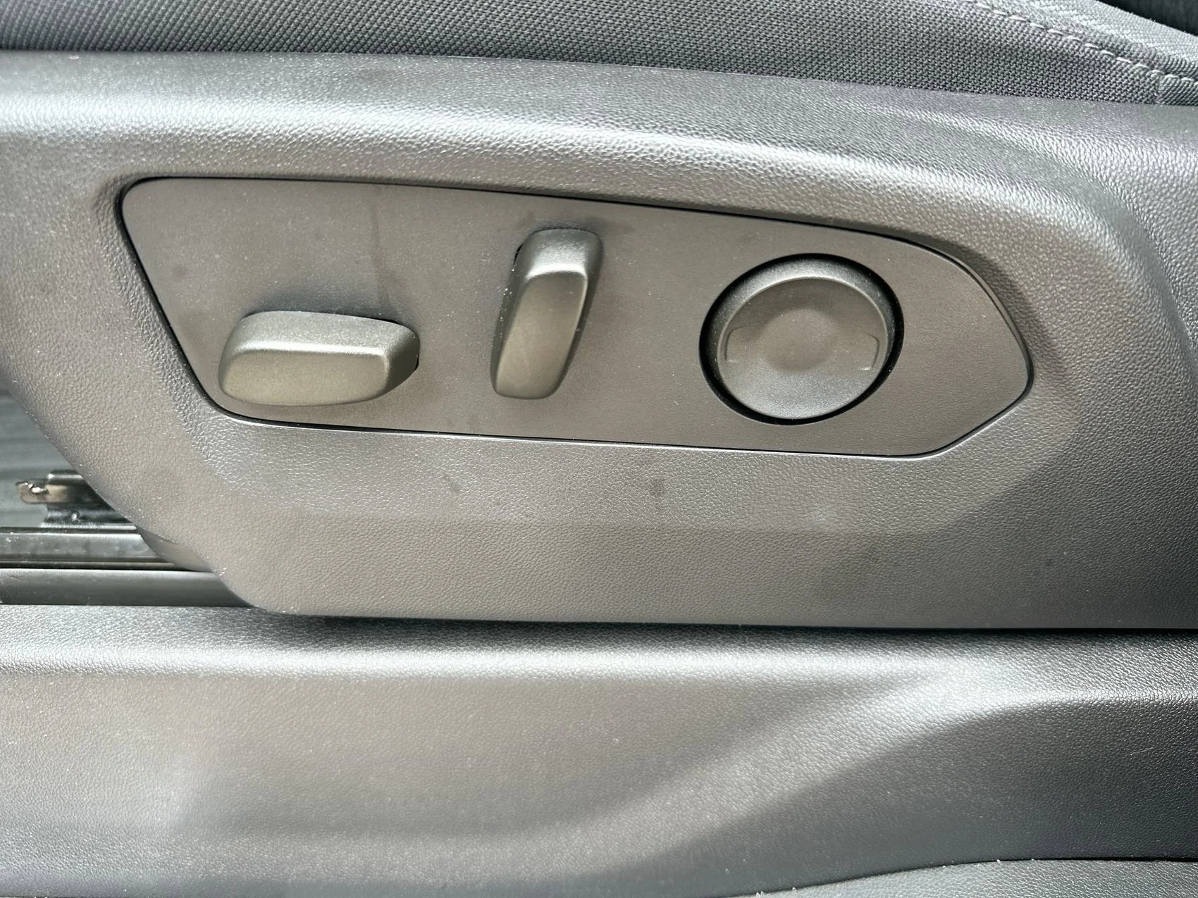 Used 2024 Summit White GMC Elevation image 12