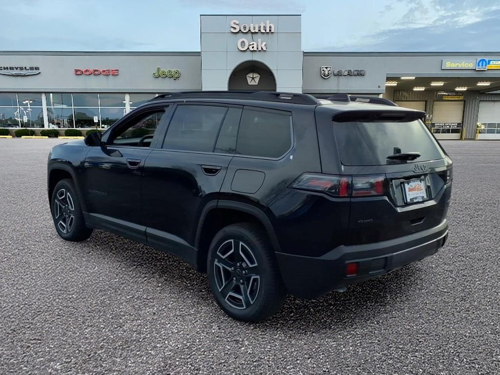 New 2026 Diamond Black Crystal Pearl-Coat Exterior Paint Jeep Laredo image 4