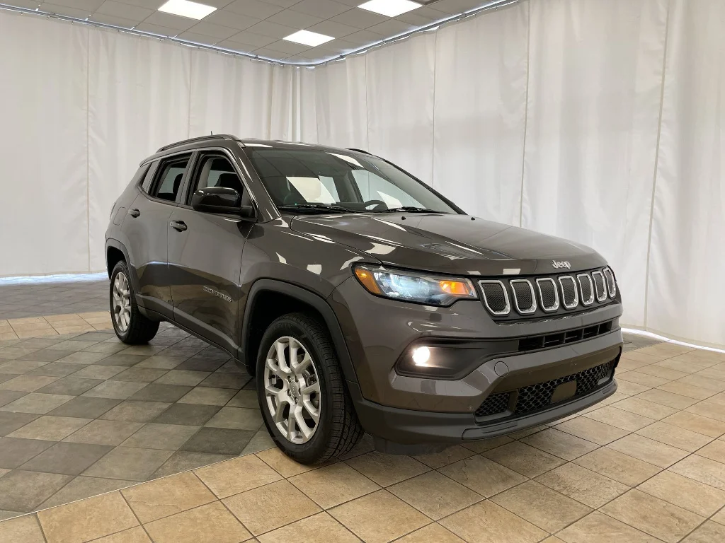 Used 2022 Granite Crystal Metallic Clear Coat Jeep Latitude Lux image 33