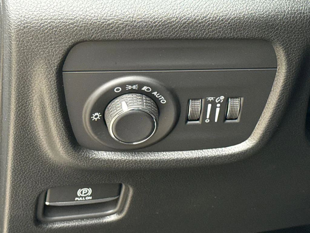 New 2026 Bright White Clear-Coat Exterior Paint Jeep Altitude image 22