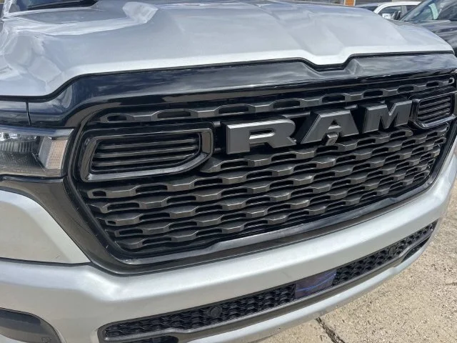 New 2027 Silver Zynith Exterior Paint RAM Big Horn/Lone Star image 4