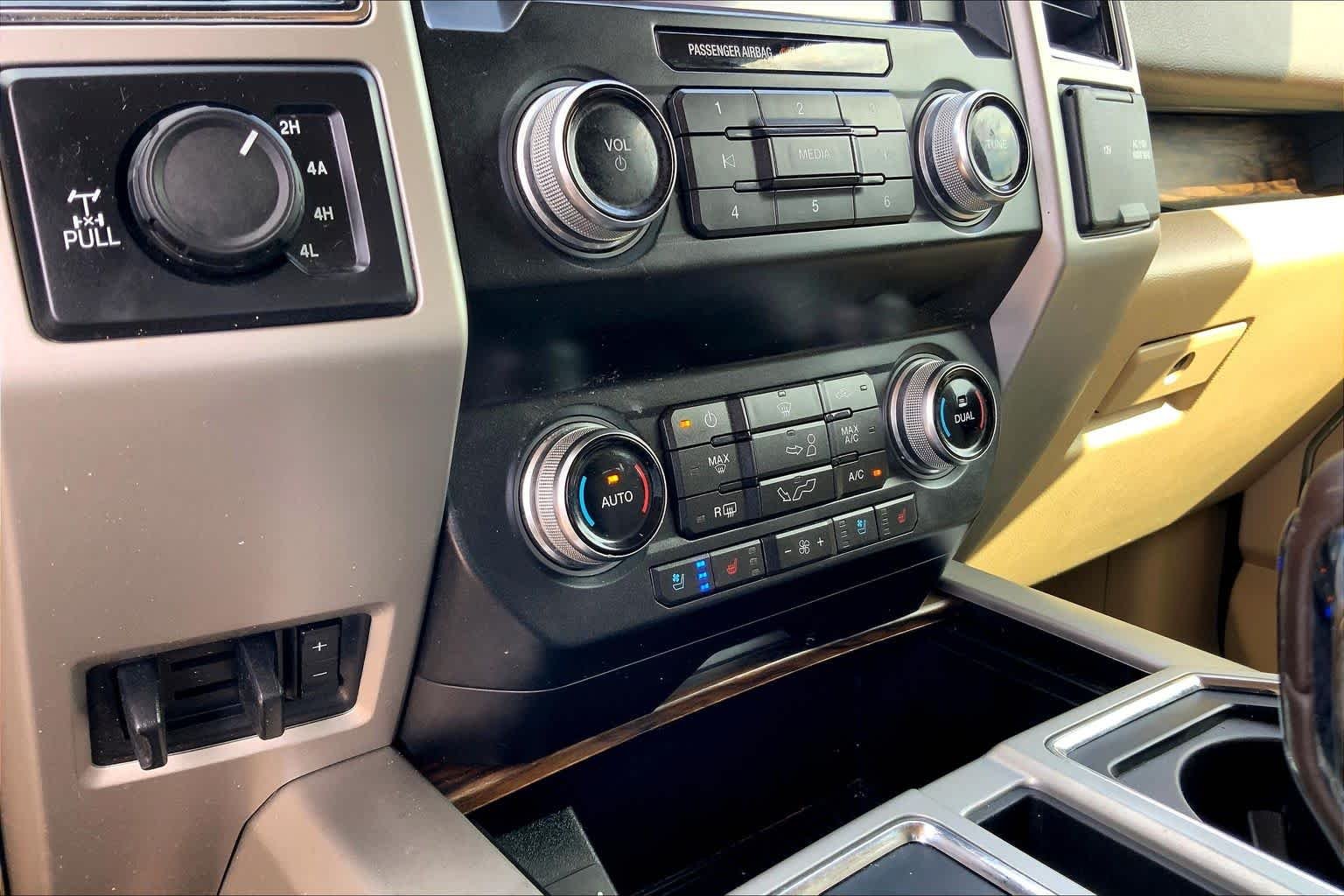 Used 2019 White Platinum Metallic Tri-Coat Ford LARIAT image 34