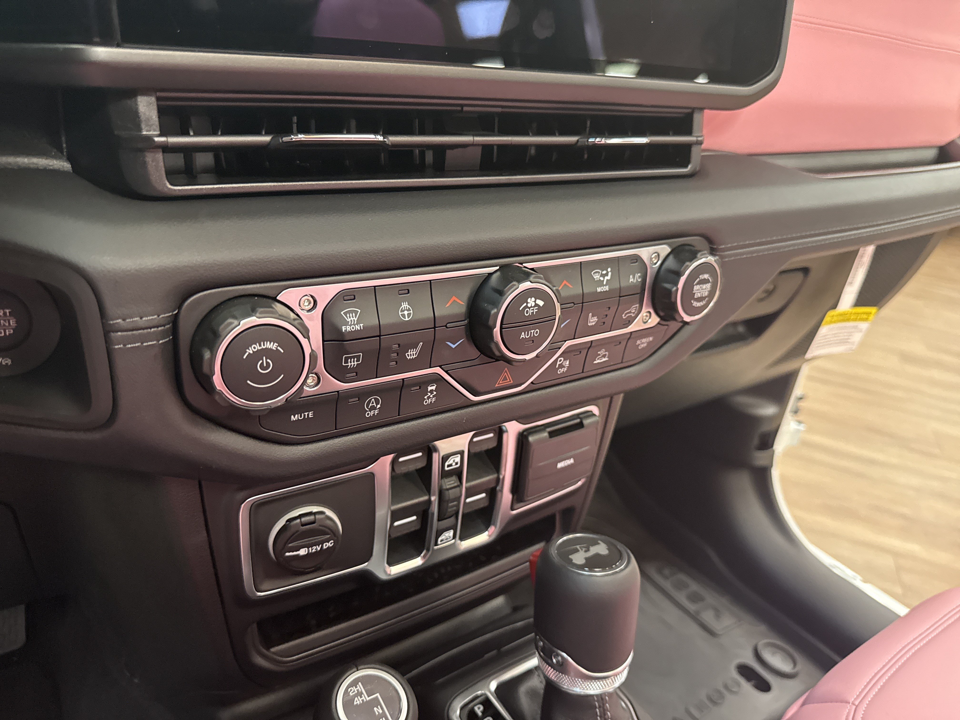 New 2026 Bright White Clearcoat Jeep Sahara image 32