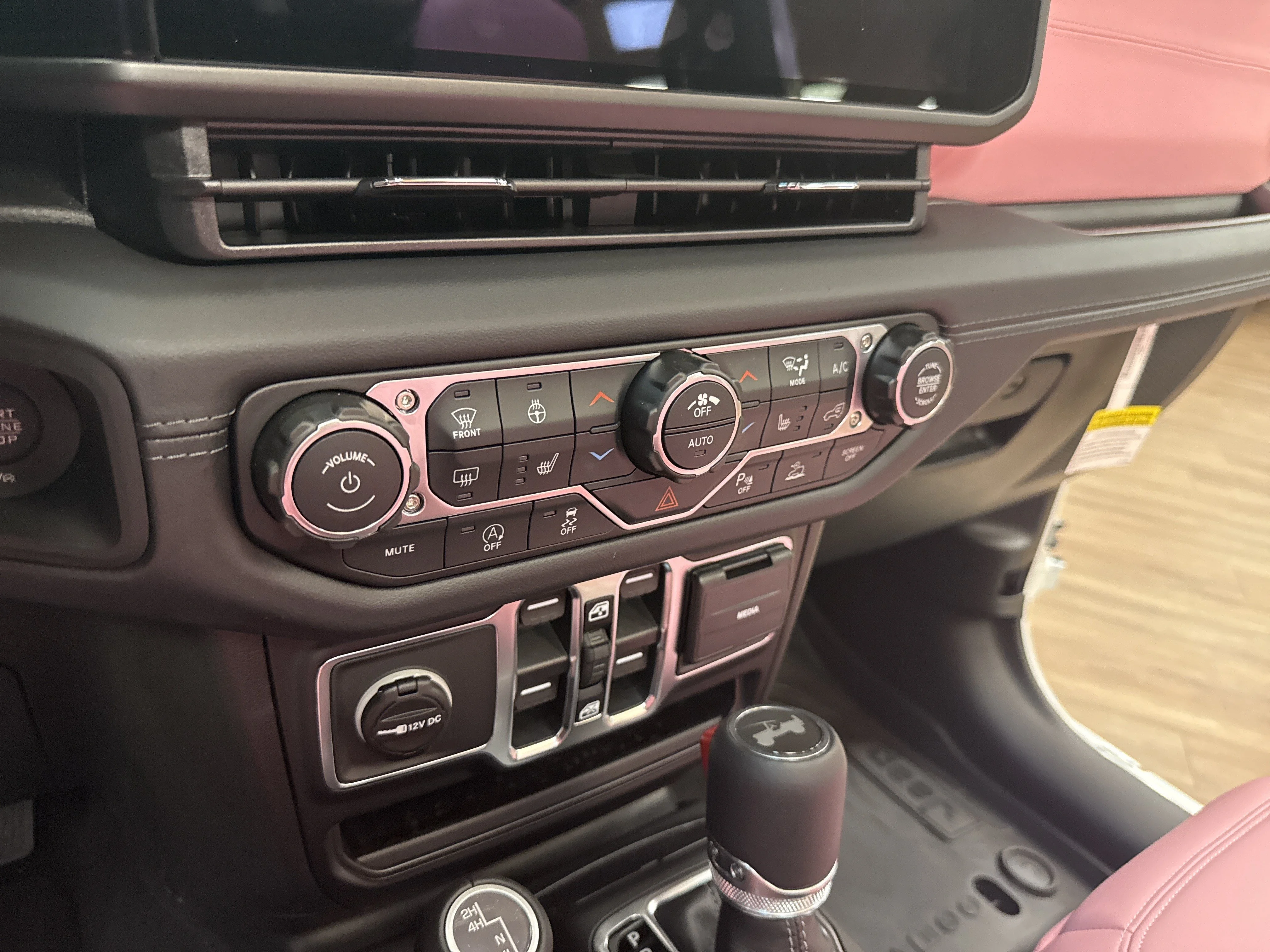 New 2026 Bright White Clearcoat Jeep Sahara image 32