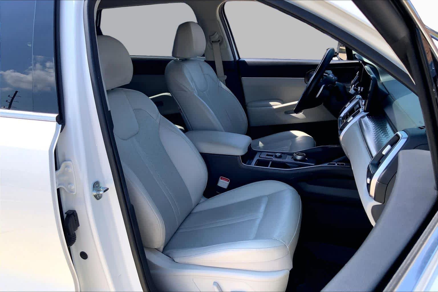 Used 2024 Snow White Pearl Kia EX image 9