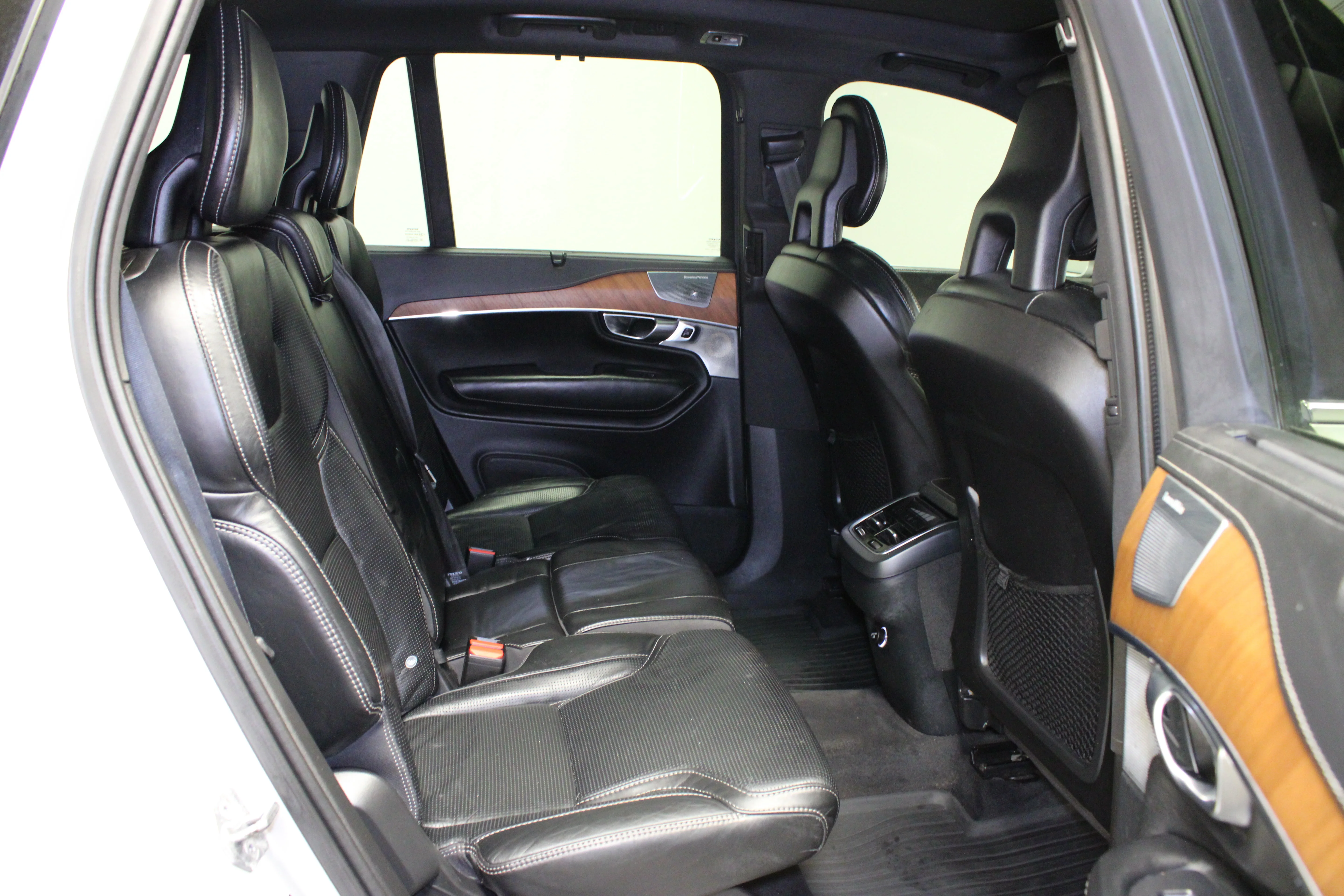 Used 2018 Bright Silver Metallic Volvo T6 Inscription image 16