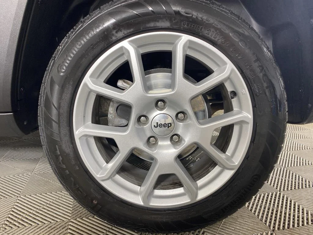 Used 2022 Gray Jeep Latitude image 10
