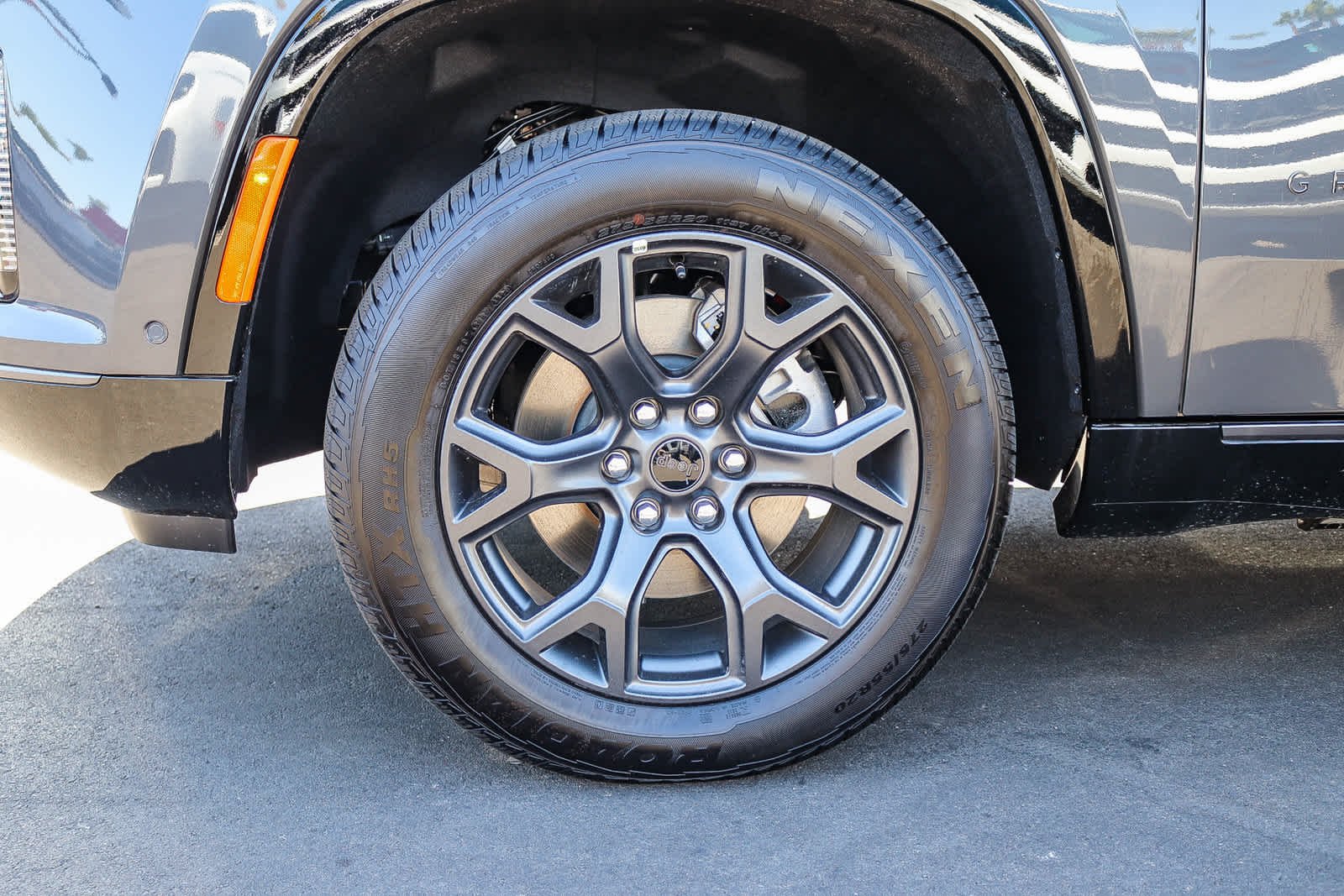 New 2026 Baltic-Gray Metallic Clear-Coat Exterior Paint Jeep Limited Altitude image 10