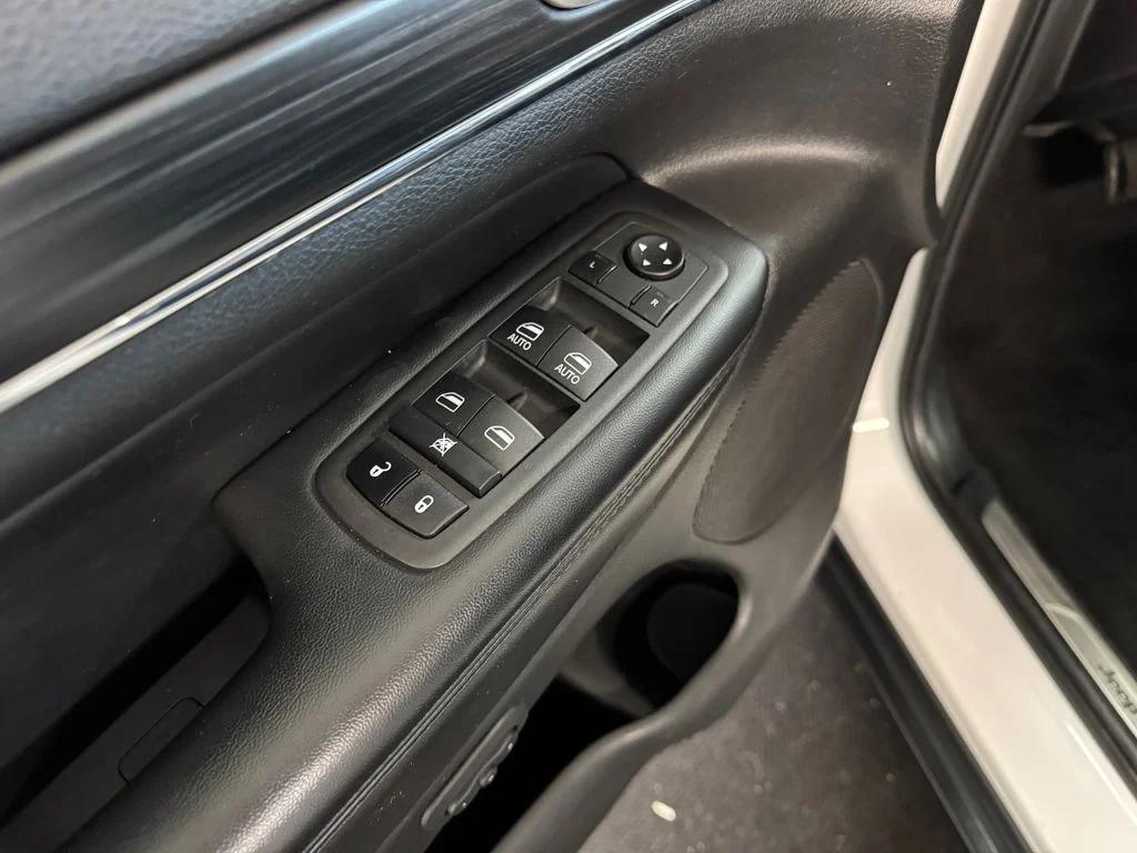 Used 2022 White Jeep Limited image 18
