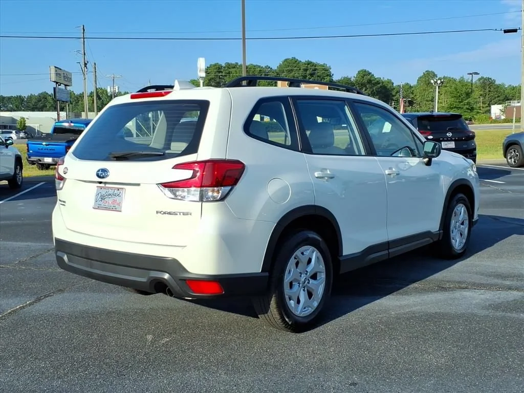 Used 2023 White Subaru  image 20