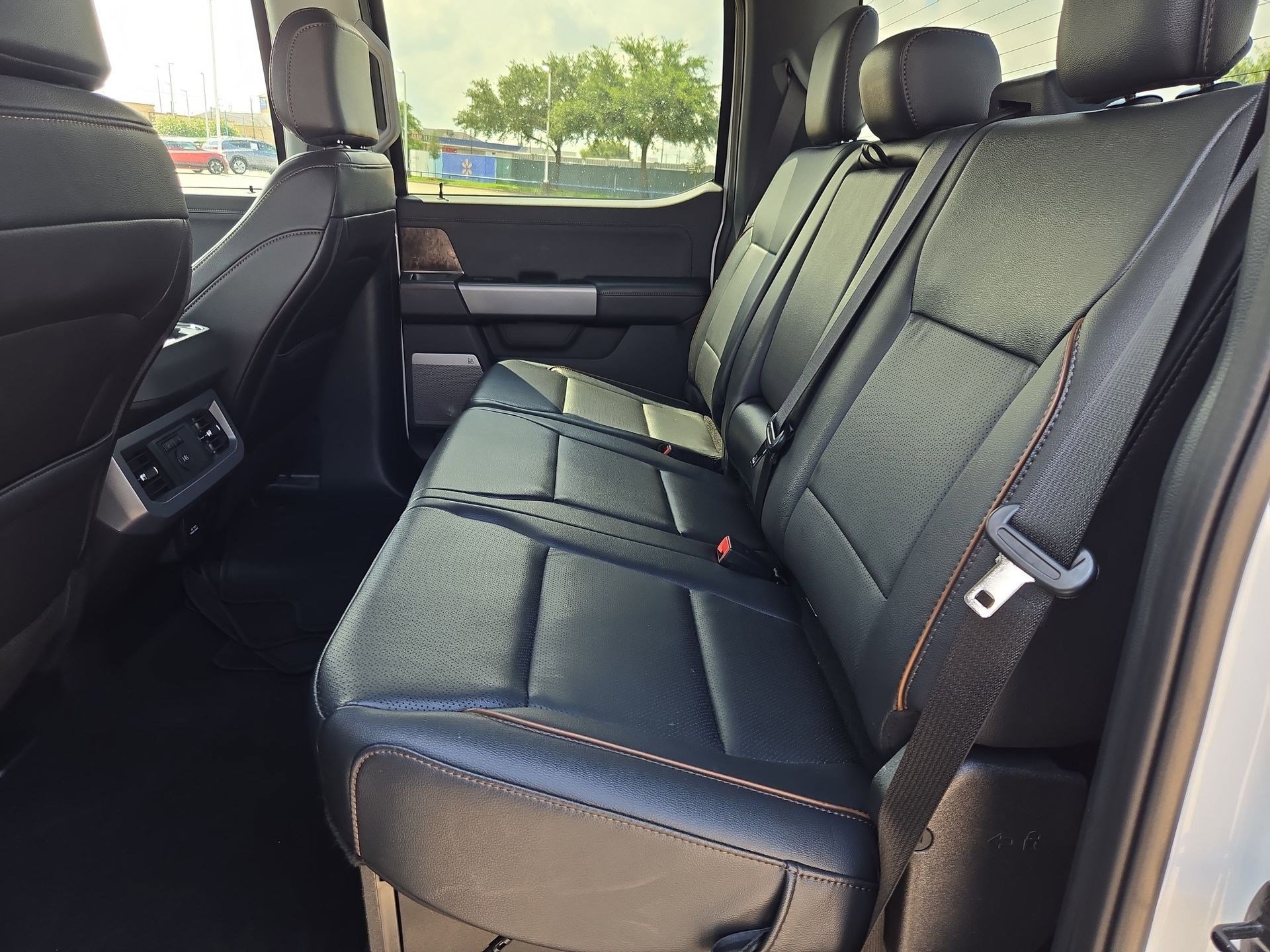 Used 2025 Oxford White Ford LARIAT image 27
