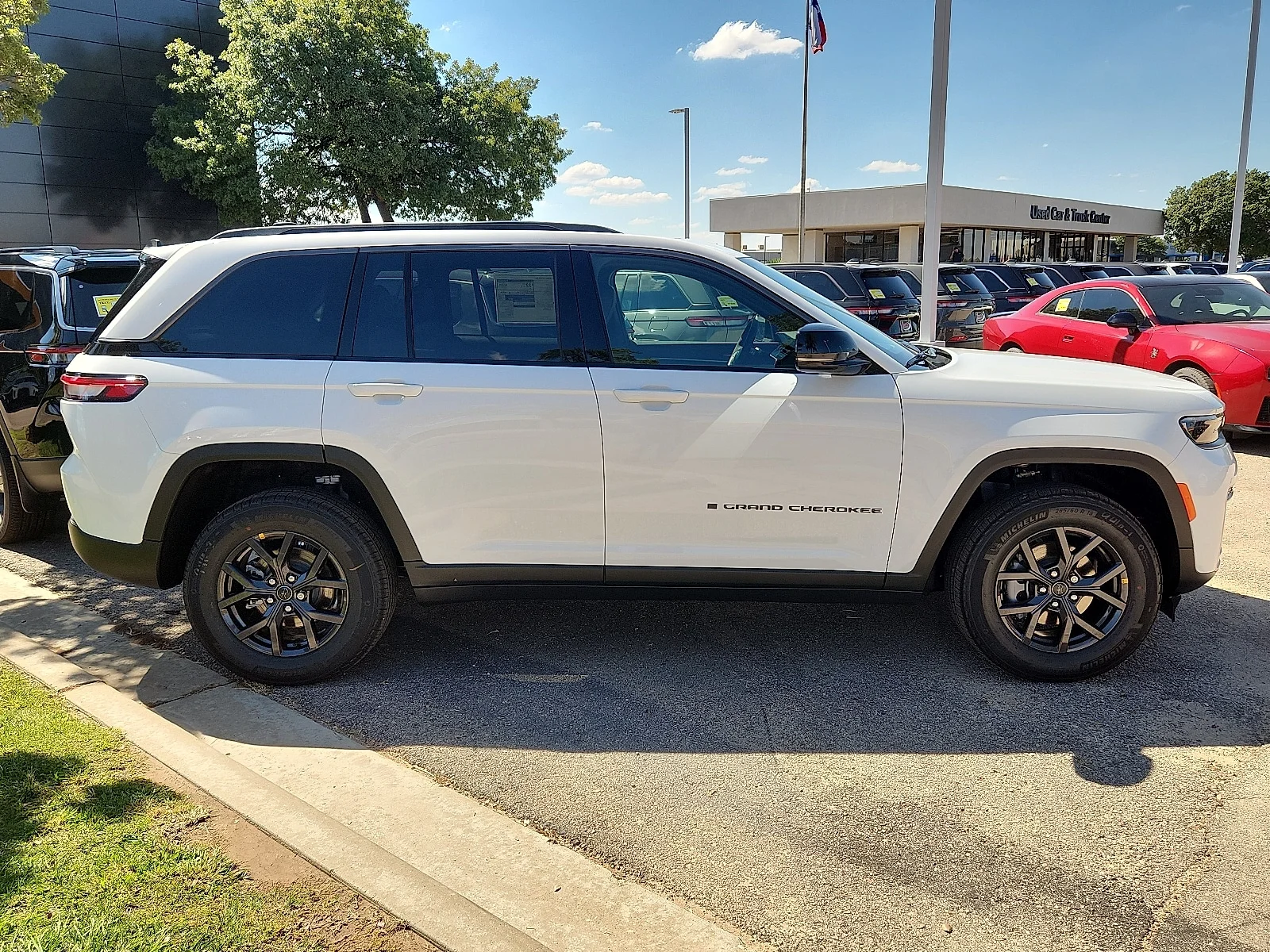 New 2027 Bright White Clear-Coat Paint Jeep LAREDO ALTITUDE 4X4 image 4