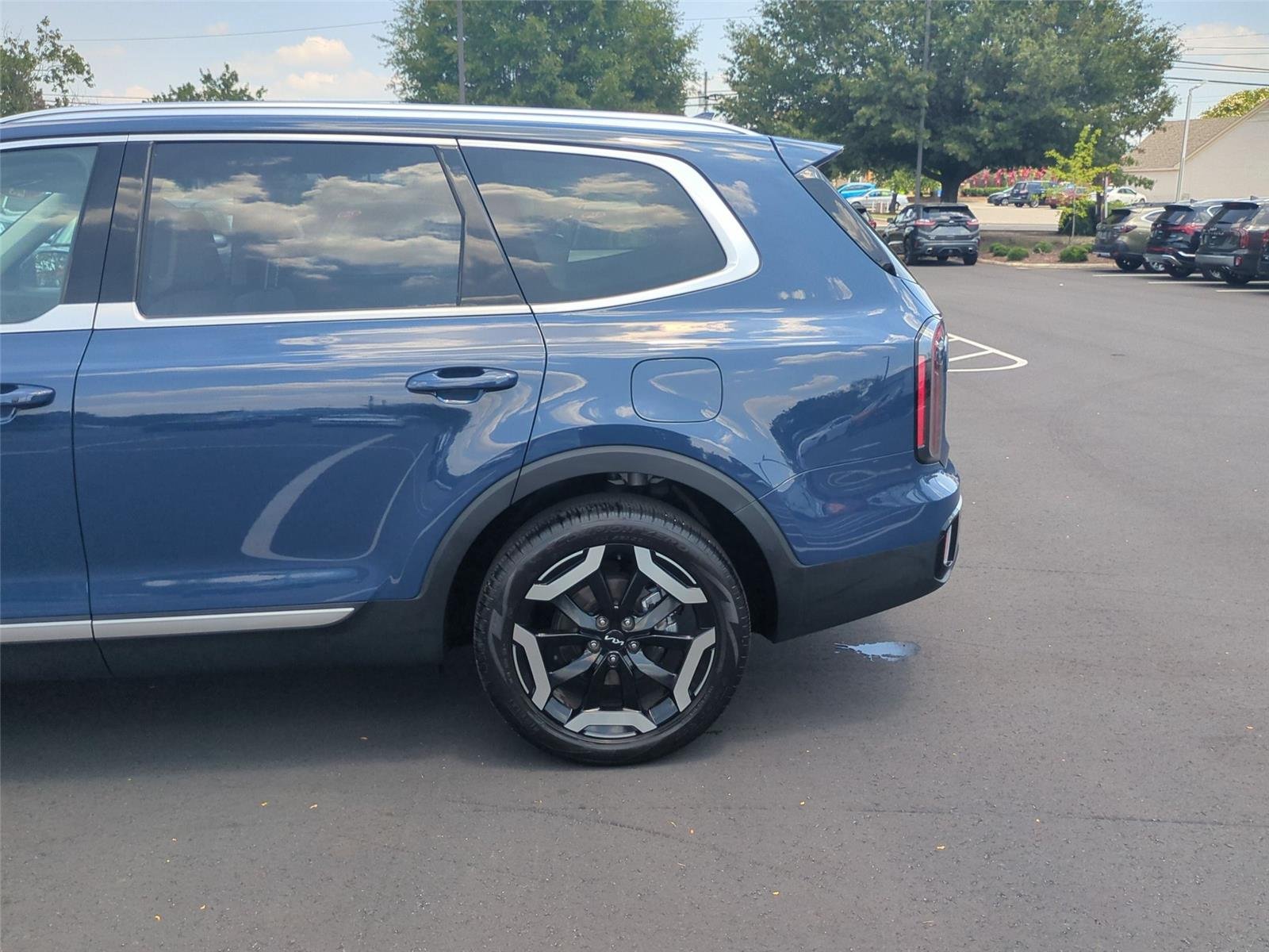 Used 2025 Midnight Lake Blue Kia EX image 11
