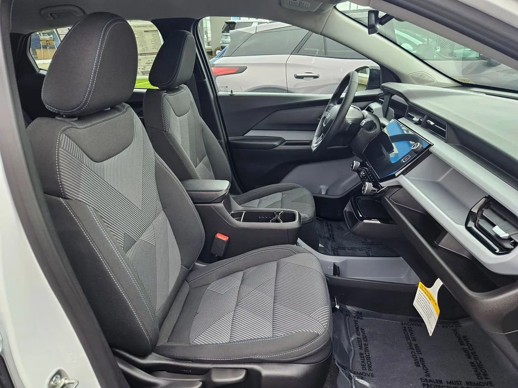 New 2027 Summit White Chevrolet LT image 29