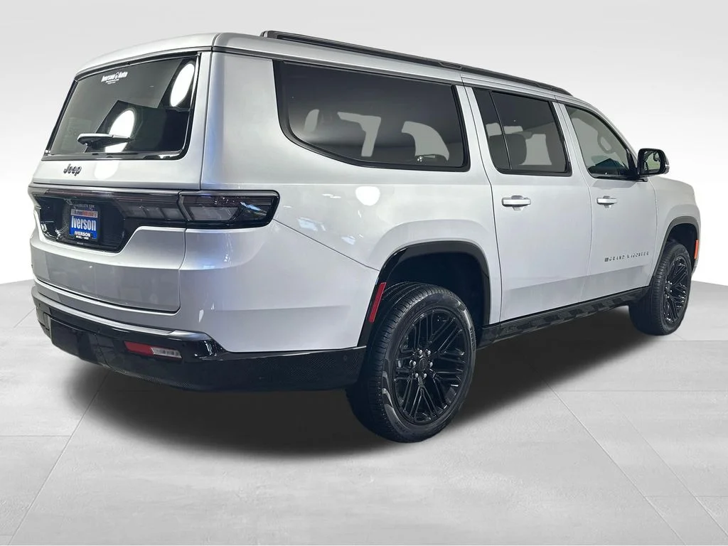 New 2026 Silver-Zynith Exterior Paint Jeep Limited Reserve image 10