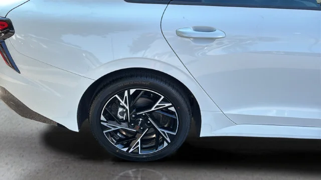 Used 2025 White Kia GT-Line image 34