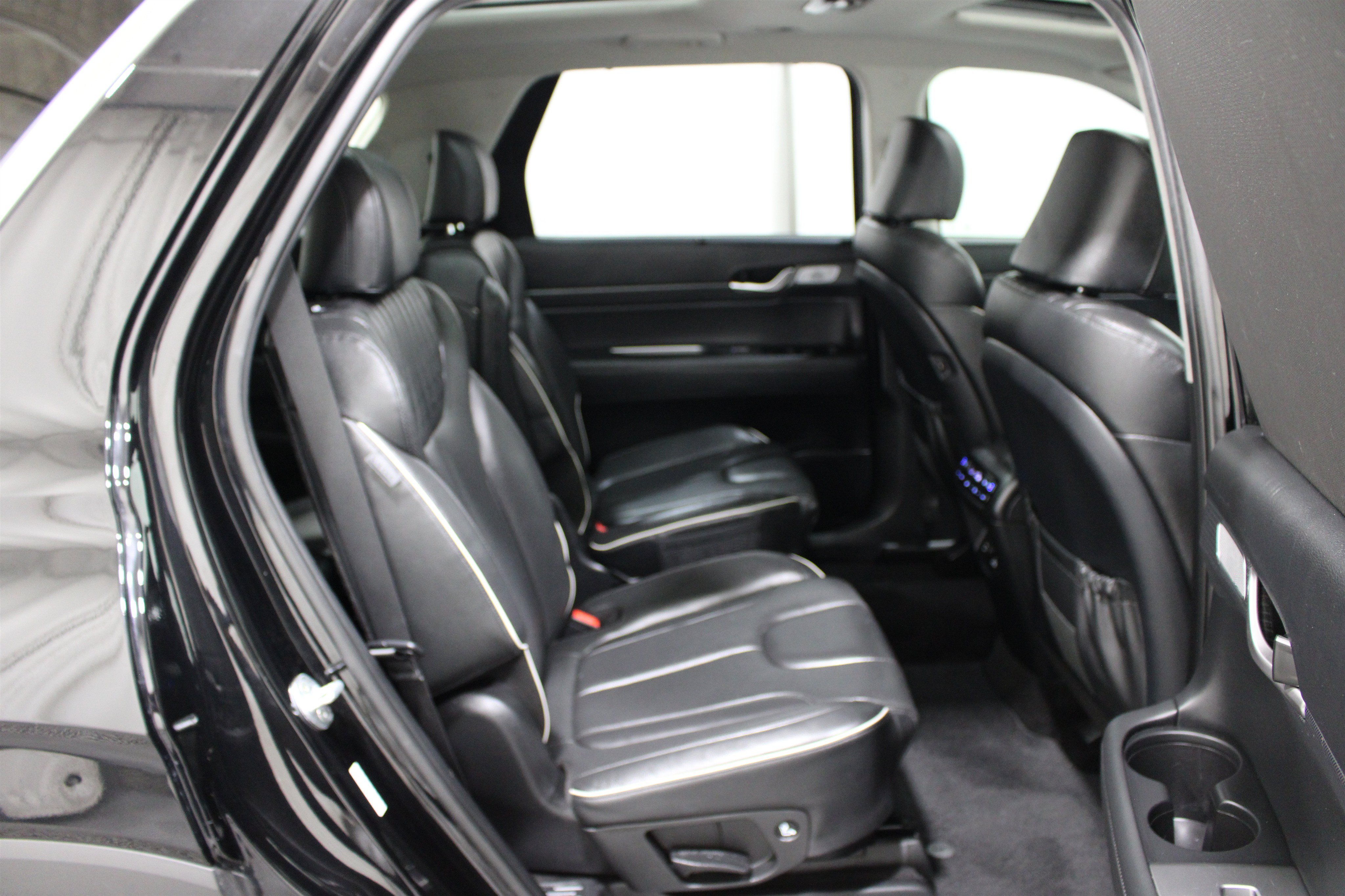 Used 2023 Abyss Black Pearl Hyundai Limited image 29