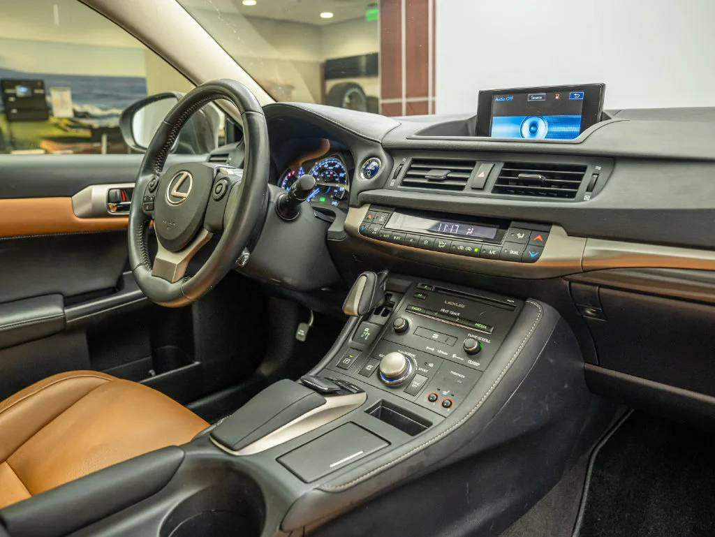 Used 2014 Pearl Lexus 200h image 46
