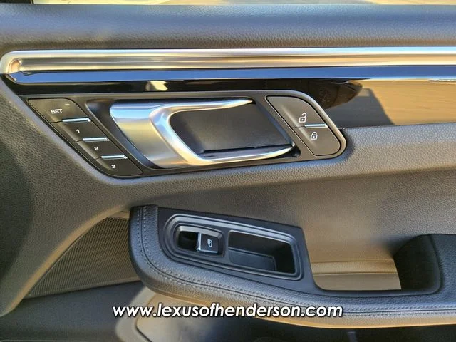 Used 2023  Porsche Base image 18