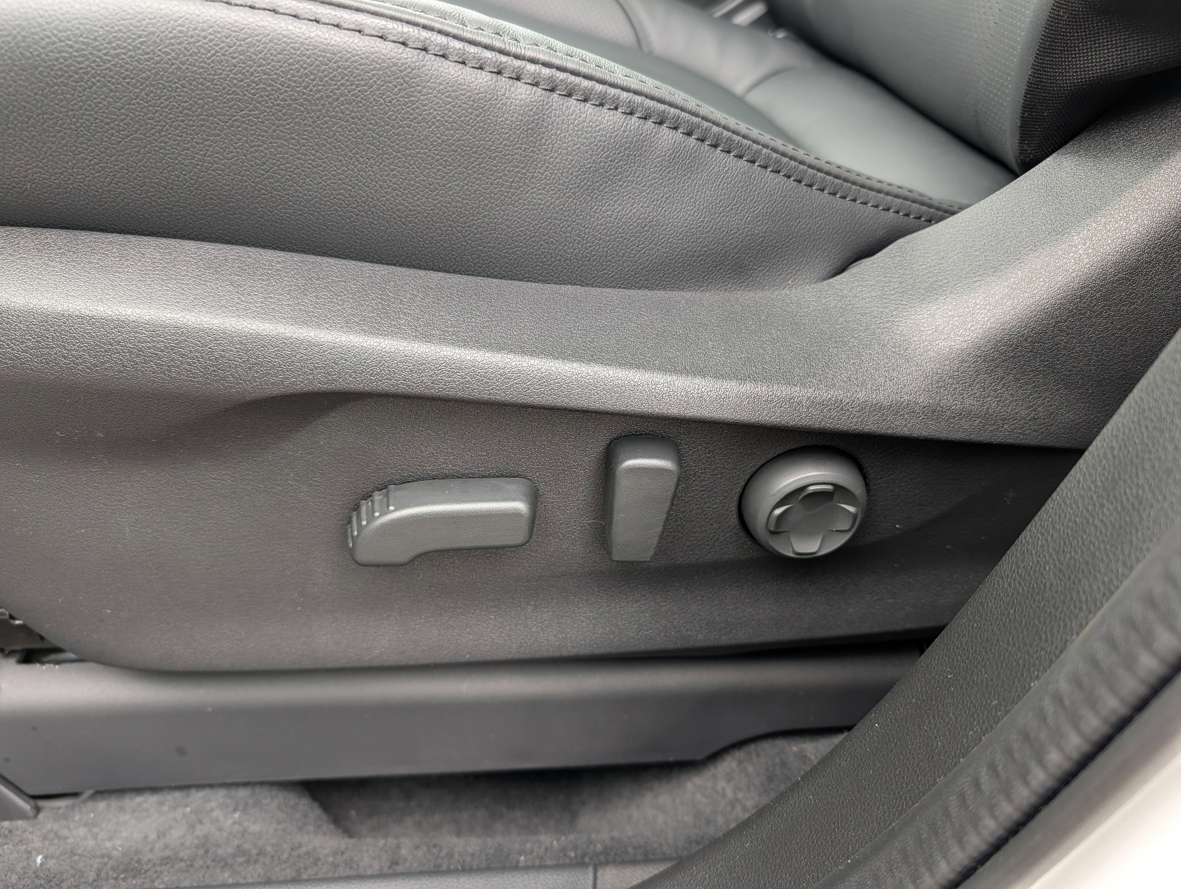 New 2026 CRYSTAL WHITE PEARL Subaru Touring 7-Passenger image 9