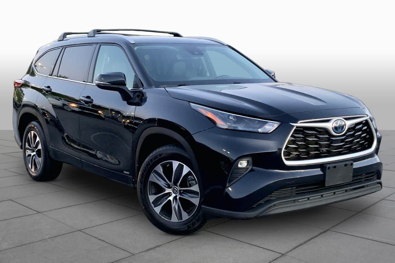 Used 2022 Midnight Black Metallic Toyota Hybrid XLE image 3