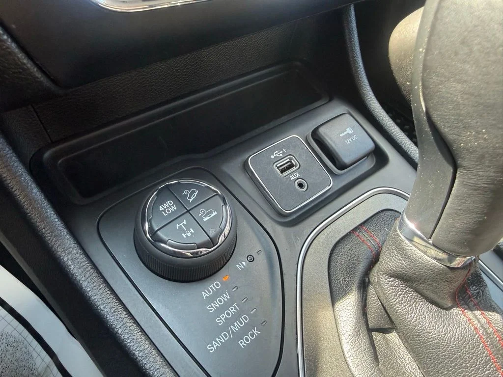 Used 2022 White Jeep Trailhawk image 26