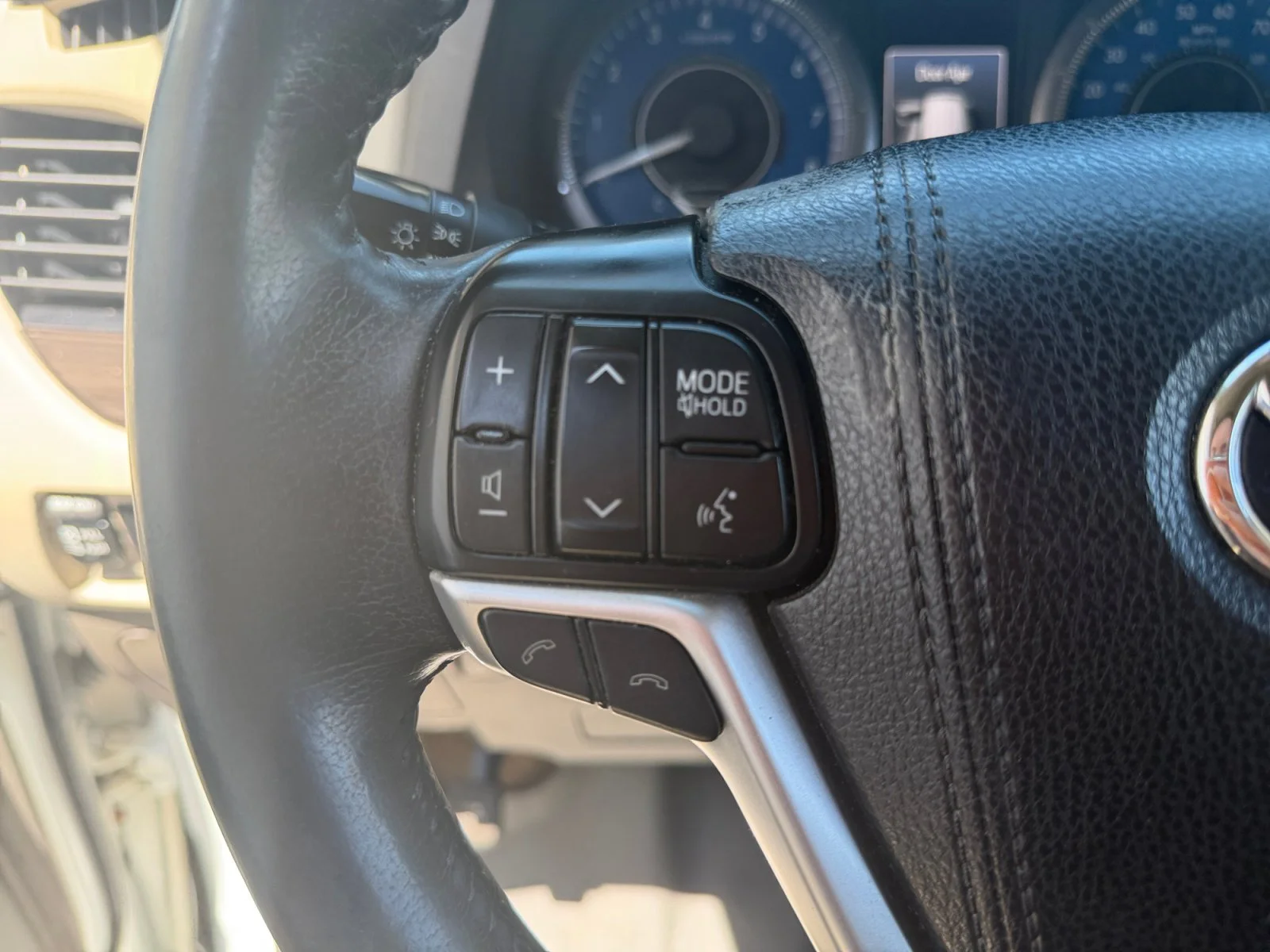 Used 2018 Super White Toyota XLE Premium image 11