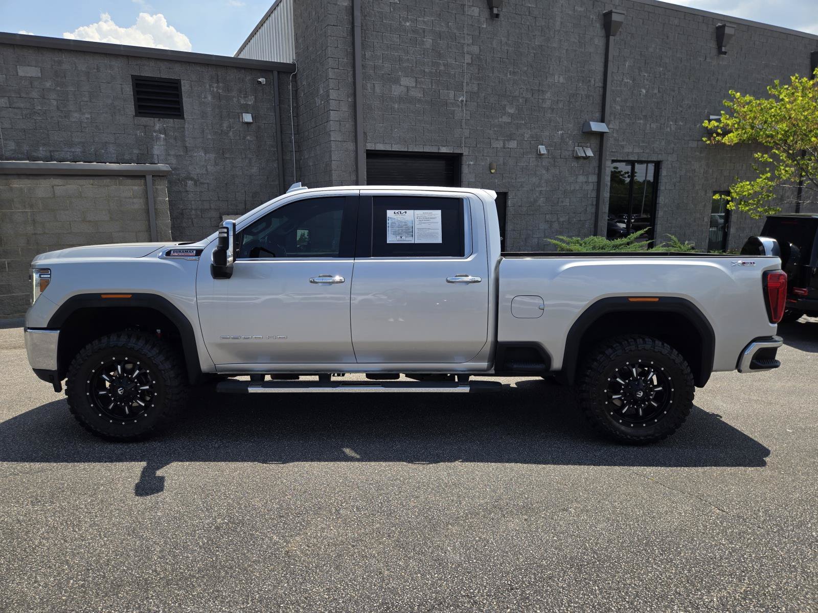 Used 2022 Quicksilver Metallic GMC SLT image 10