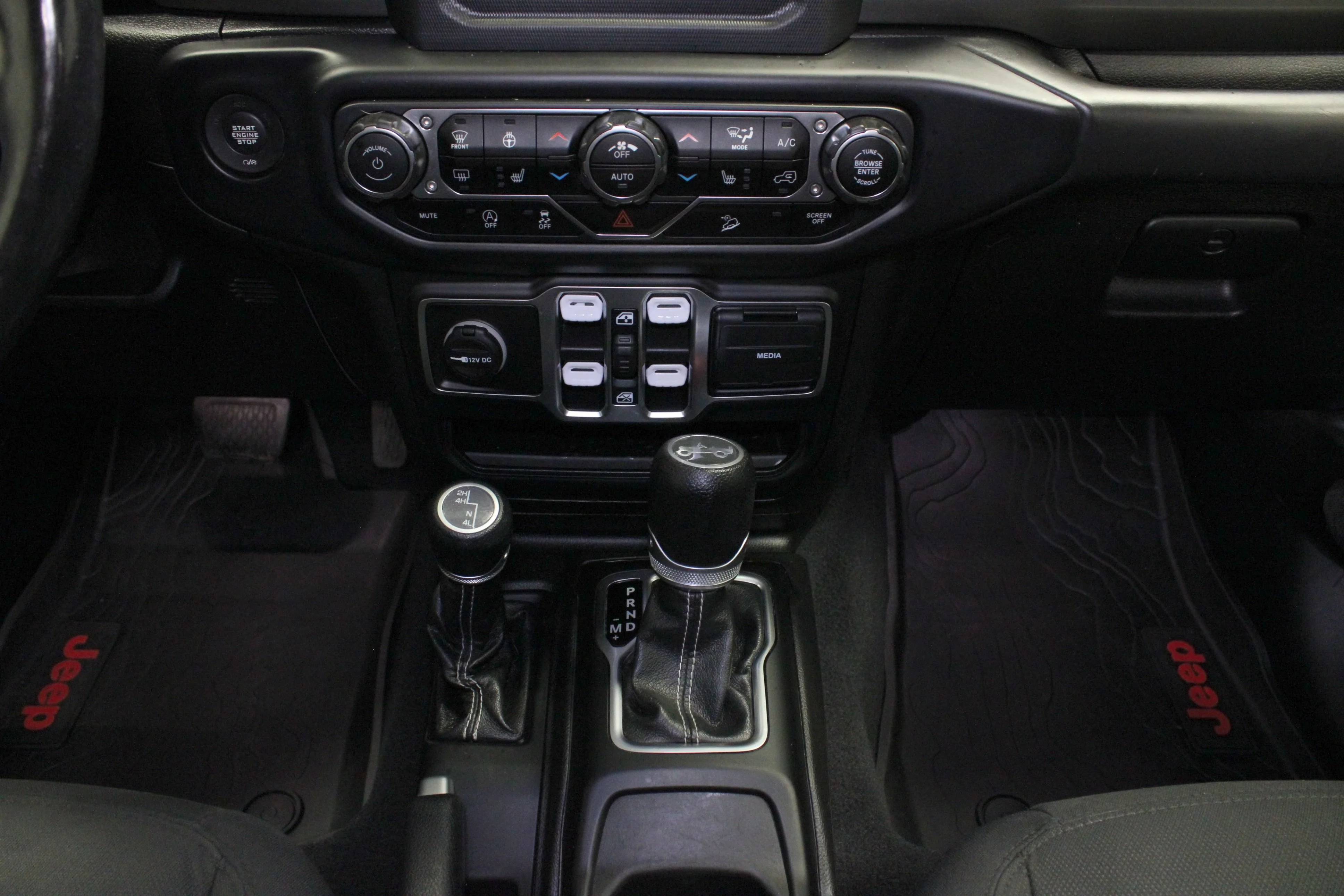 Used 2019 Bright White Clearcoat Jeep Sahara image 22