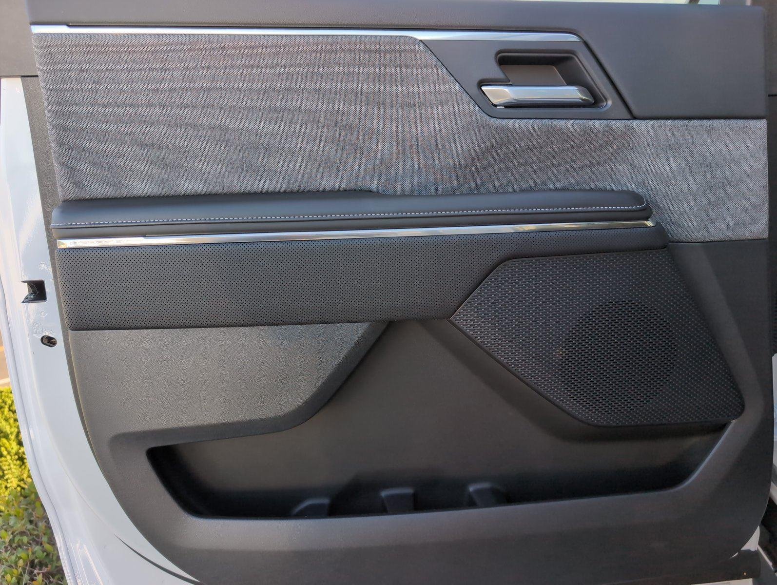New 2026 Summit White GMC Elevation Standard Range image 22